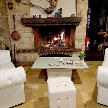 Logis Hotel Saint-Hubert Кур-Шеверни Екстериор снимка