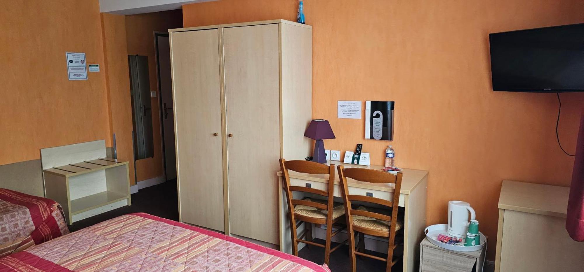 Logis Hotel Saint-Hubert Кур-Шеверни Екстериор снимка