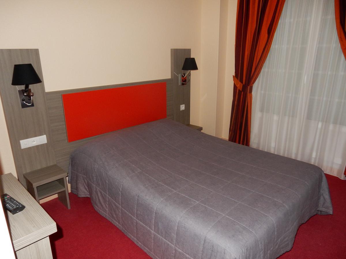 Logis Hotel Saint-Hubert Кур-Шеверни Екстериор снимка