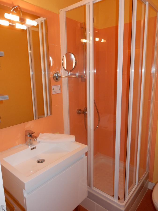 Logis Hotel Saint-Hubert Кур-Шеверни Екстериор снимка