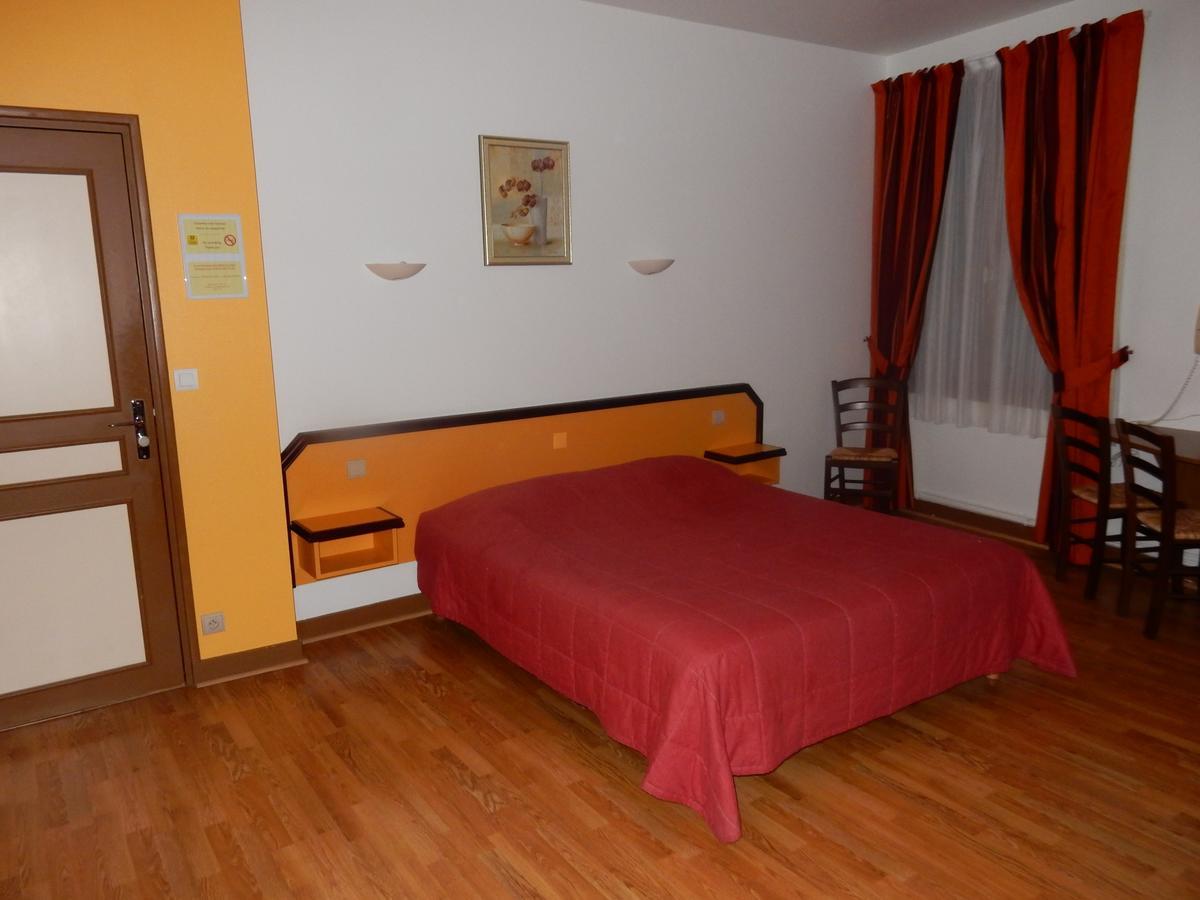 Logis Hotel Saint-Hubert Кур-Шеверни Екстериор снимка
