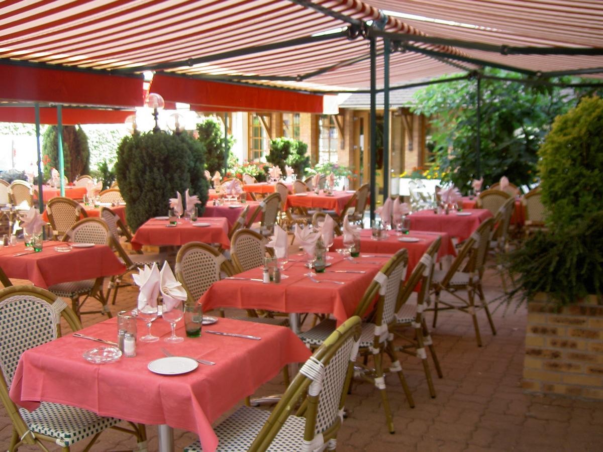 Logis Hotel Saint-Hubert Кур-Шеверни Екстериор снимка