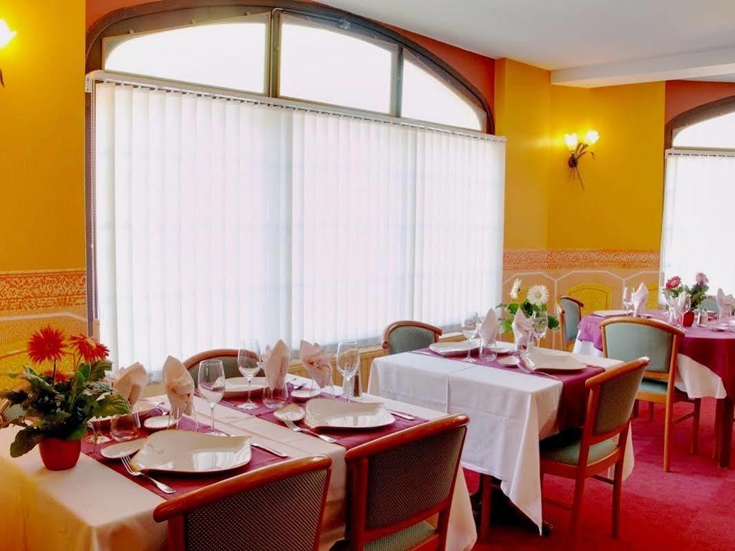 Logis Hotel Saint-Hubert Кур-Шеверни Екстериор снимка
