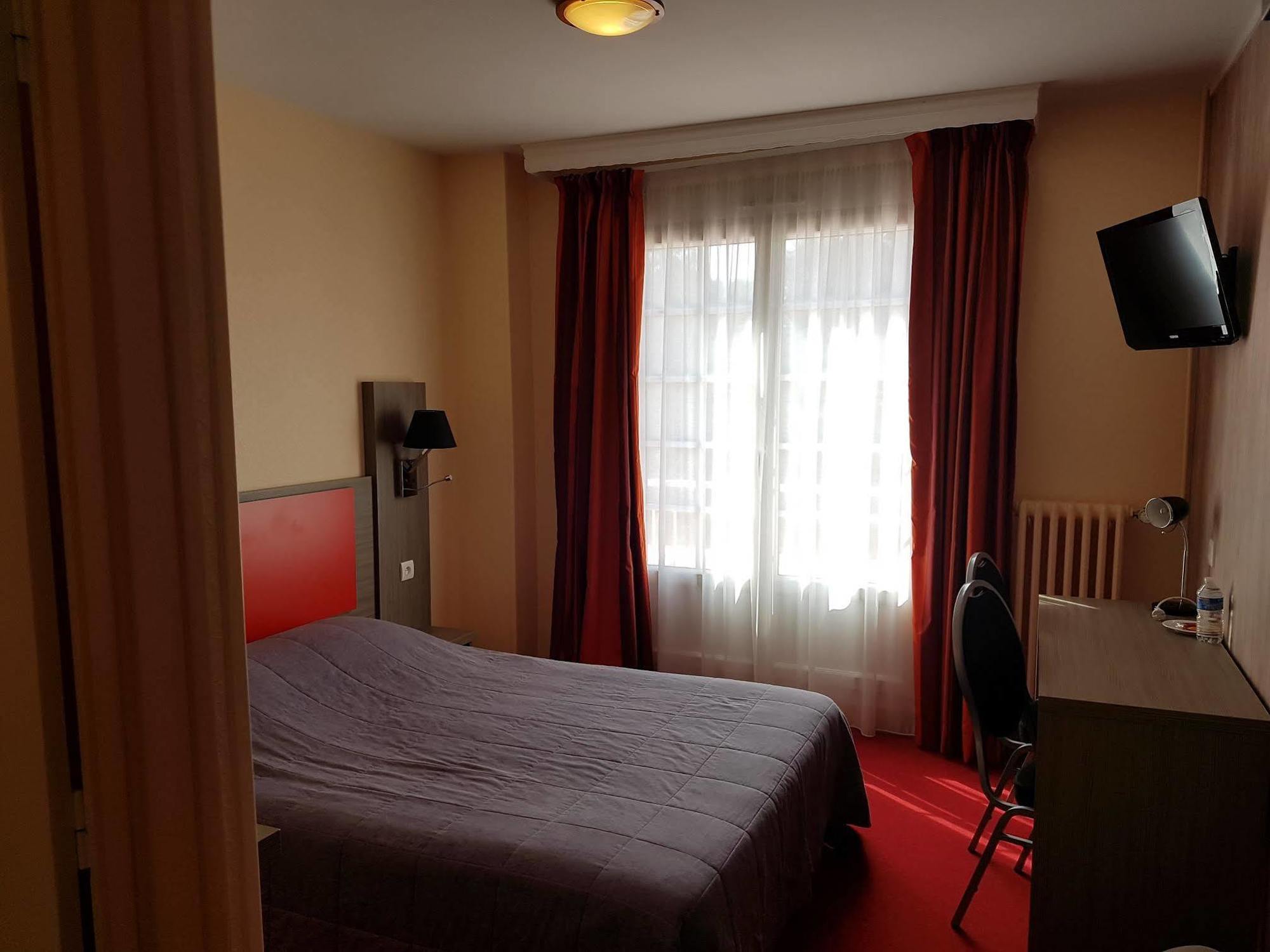 Logis Hotel Saint-Hubert Кур-Шеверни Екстериор снимка