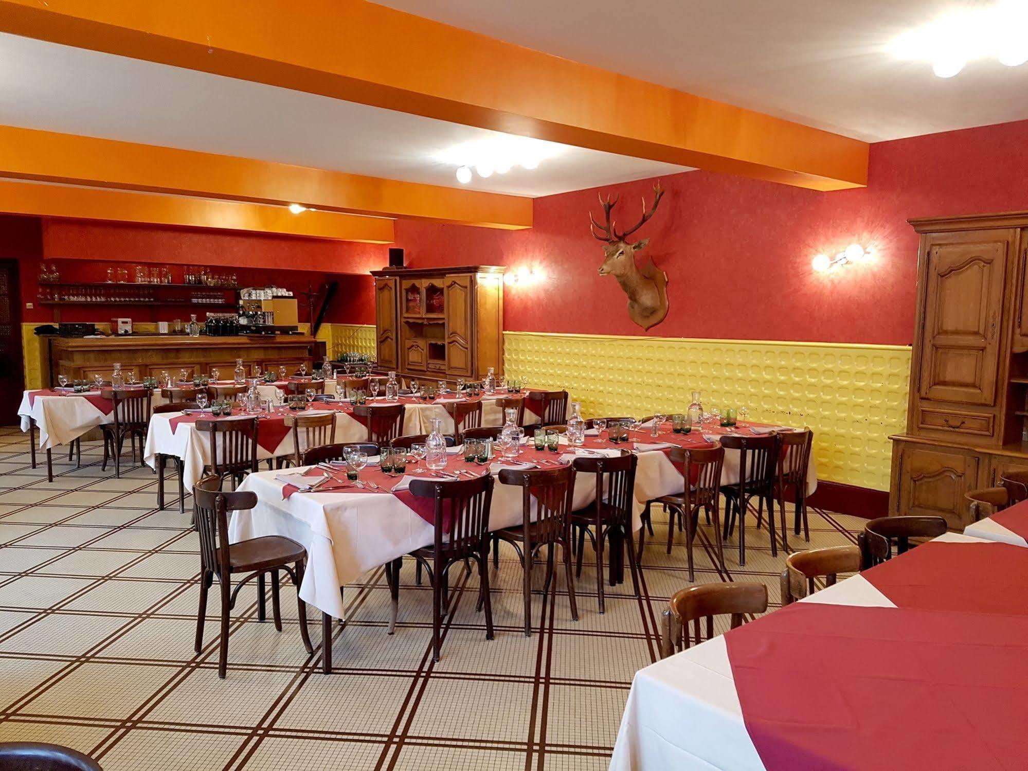 Logis Hotel Saint-Hubert Кур-Шеверни Екстериор снимка