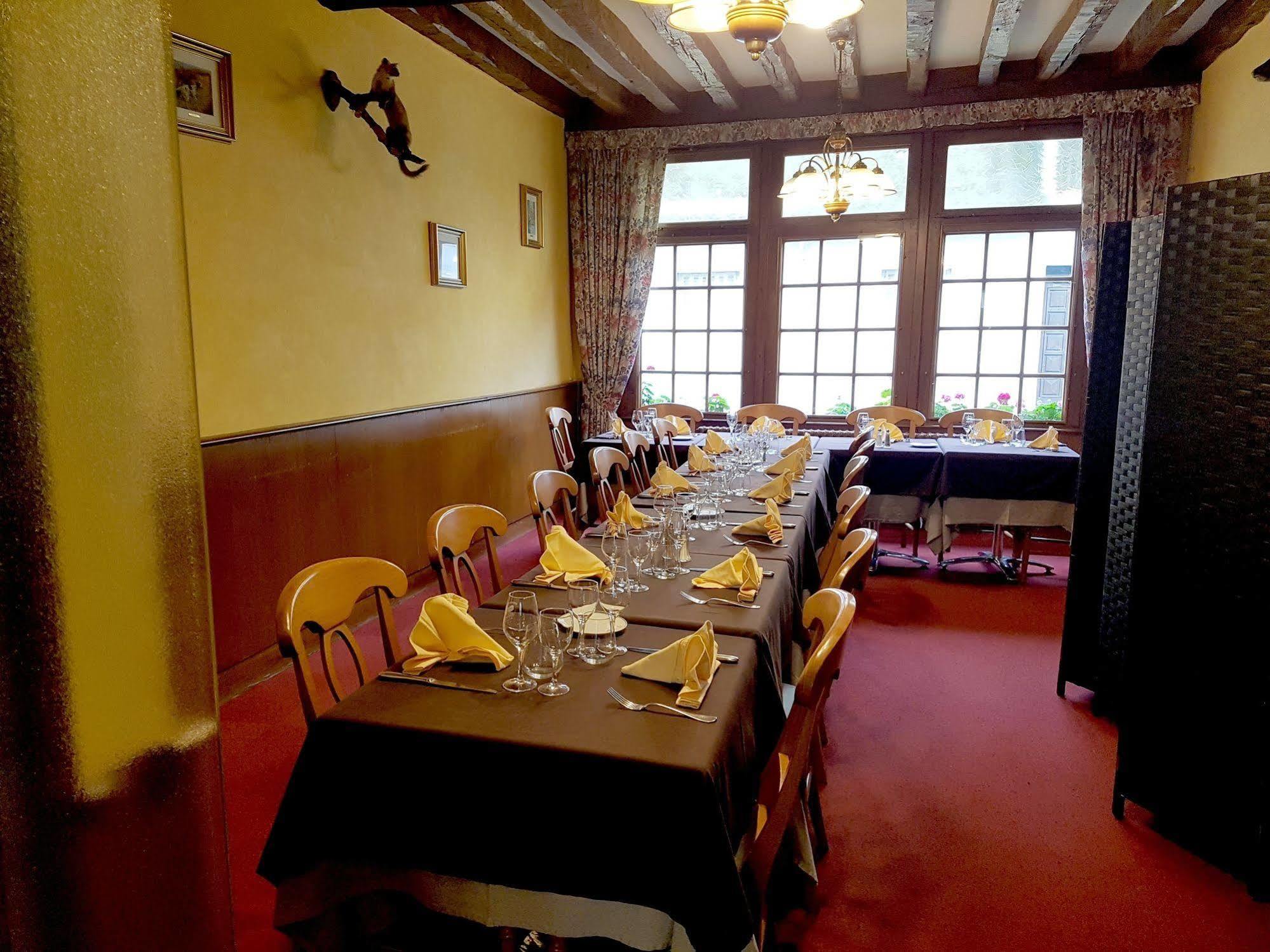 Logis Hotel Saint-Hubert Кур-Шеверни Екстериор снимка