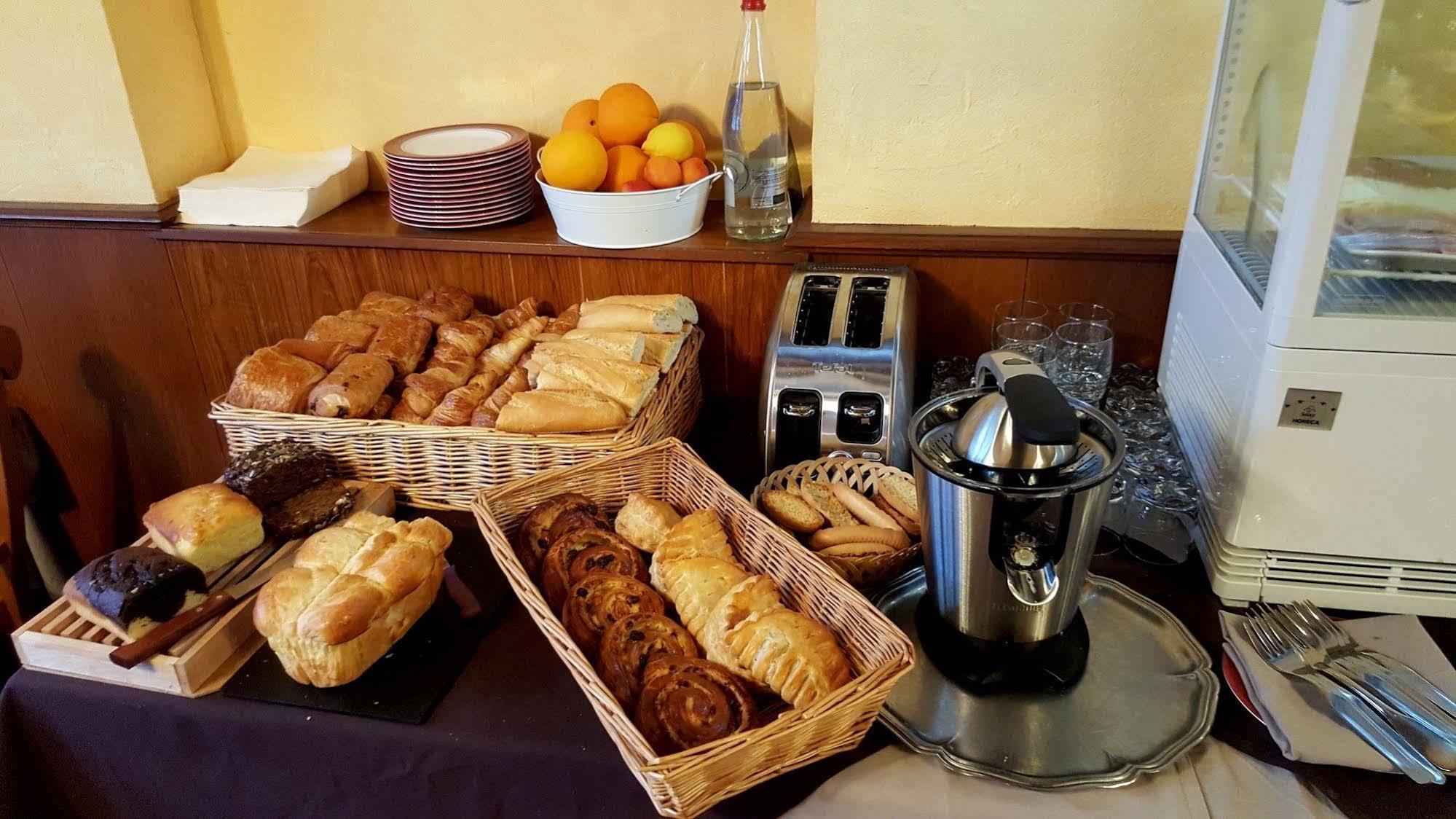 Logis Hotel Saint-Hubert Кур-Шеверни Екстериор снимка