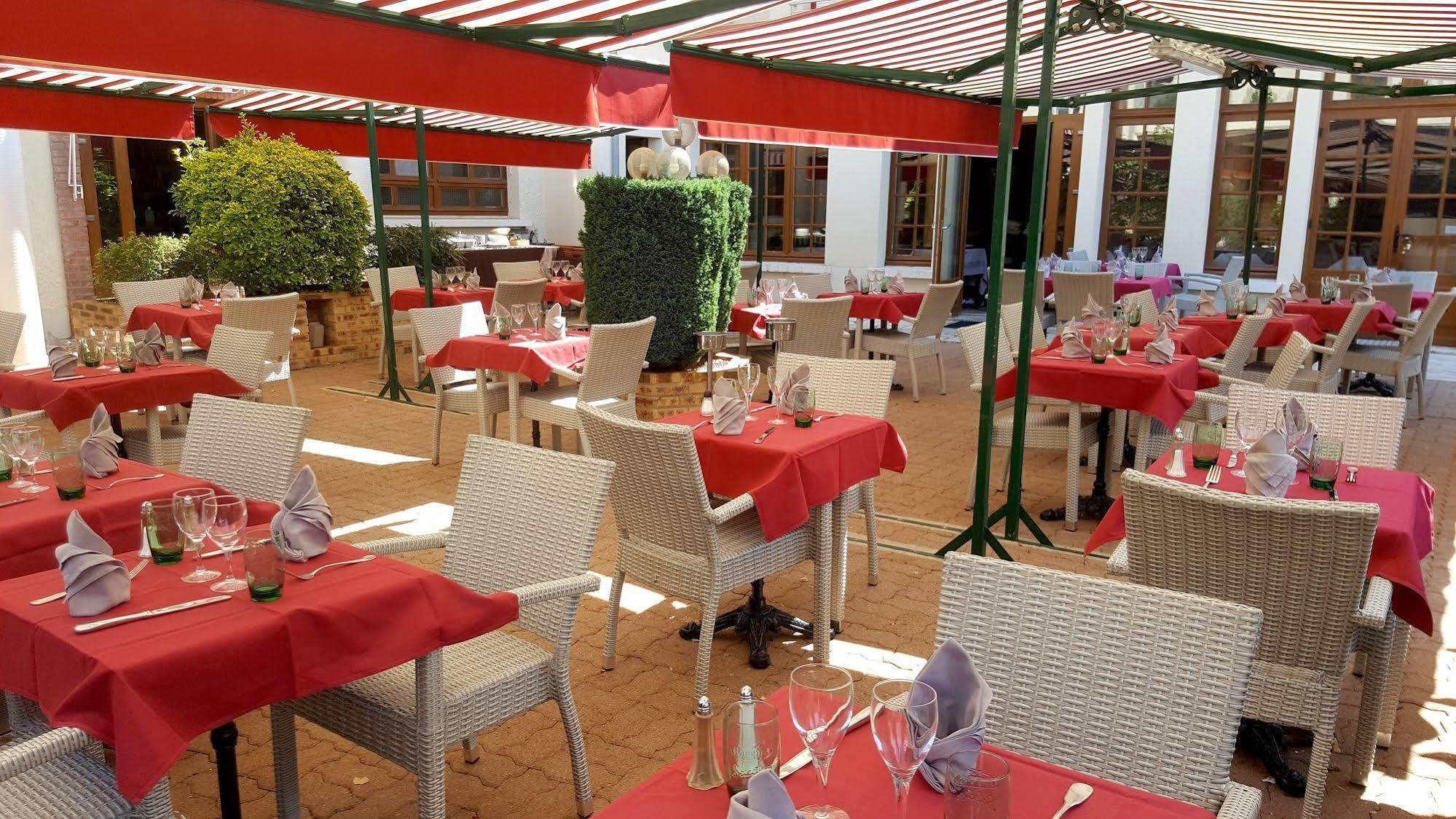 Logis Hotel Saint-Hubert Кур-Шеверни Екстериор снимка