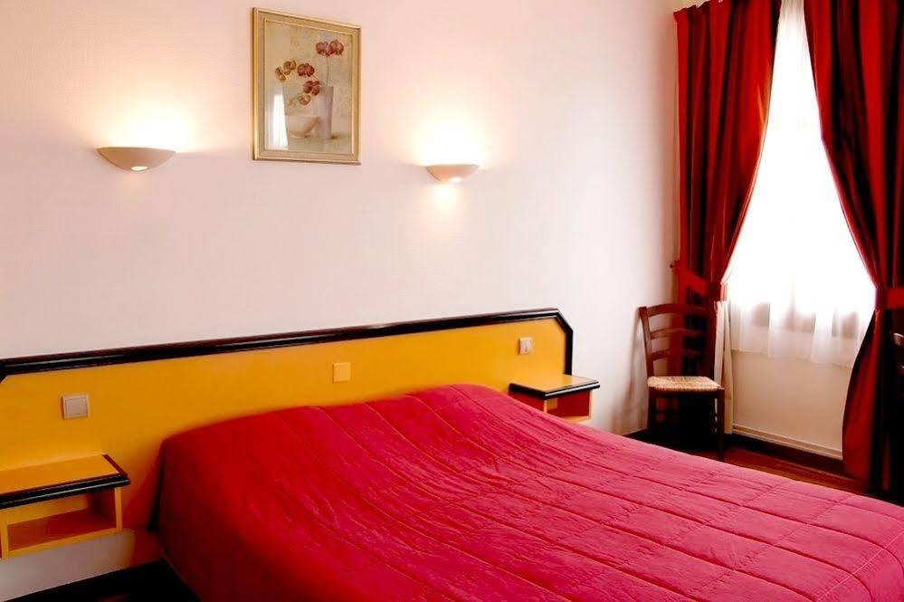 Logis Hotel Saint-Hubert Кур-Шеверни Екстериор снимка