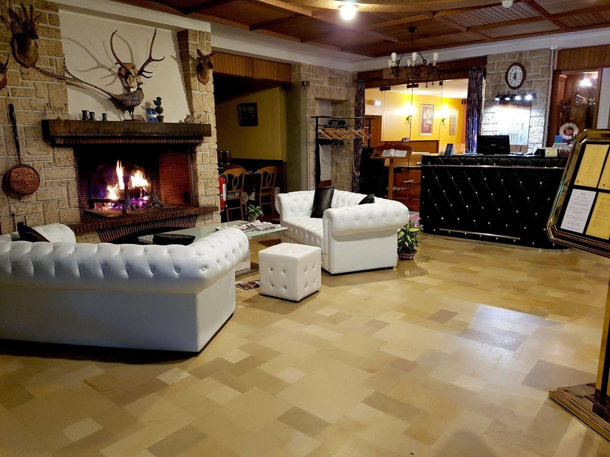 Logis Hotel Saint-Hubert Кур-Шеверни Екстериор снимка