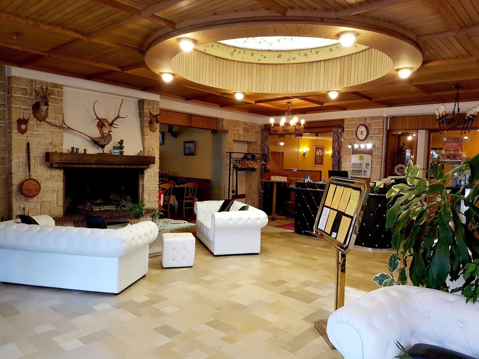 Logis Hotel Saint-Hubert Кур-Шеверни Екстериор снимка